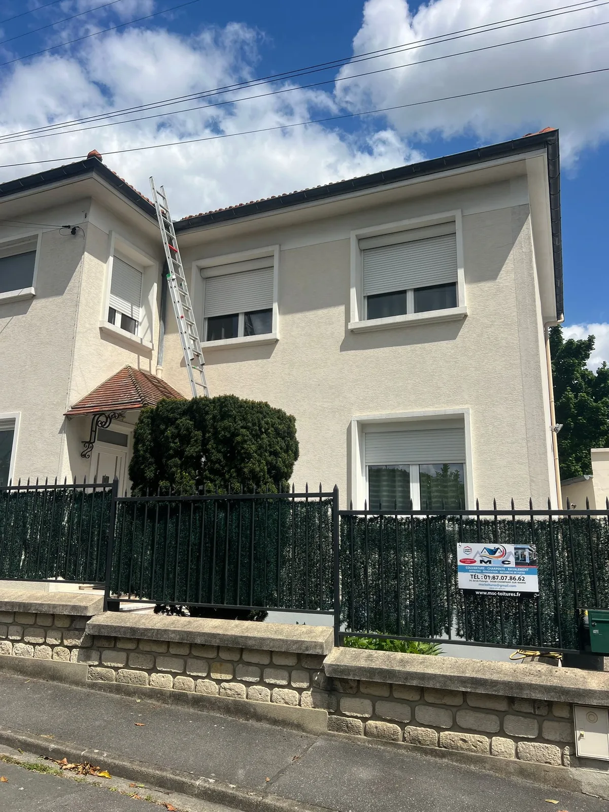 Chantier de couverture MSC Toitures avec échafaudage et bâche de chantier