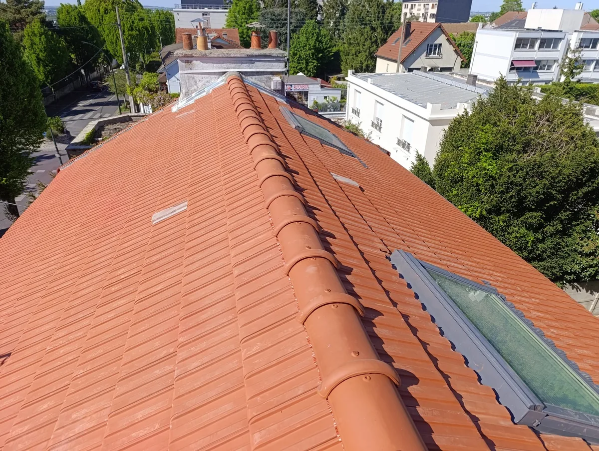 Toiture en tuiles terminée avec velux après réfection par MSC Toitures