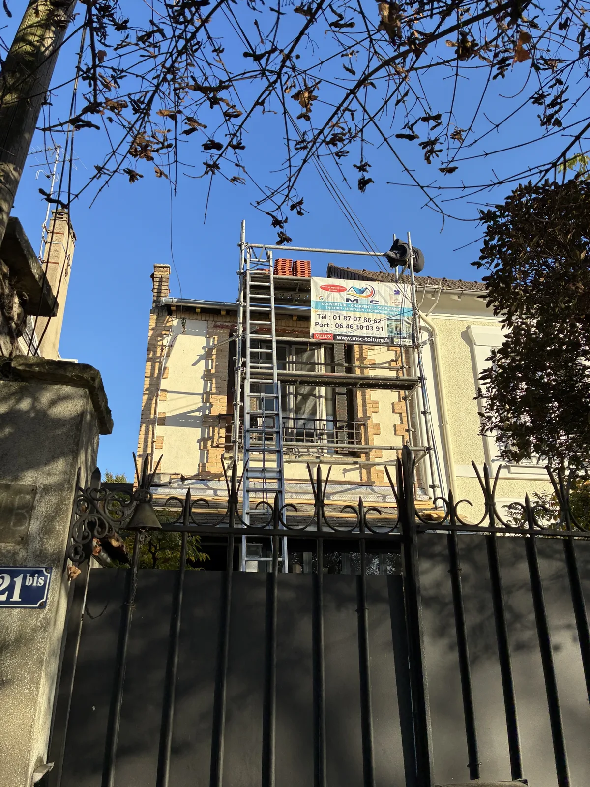 Chantier MSC Toitures avec échafaudage et bâche publicitaire dans le Val-de-Marne