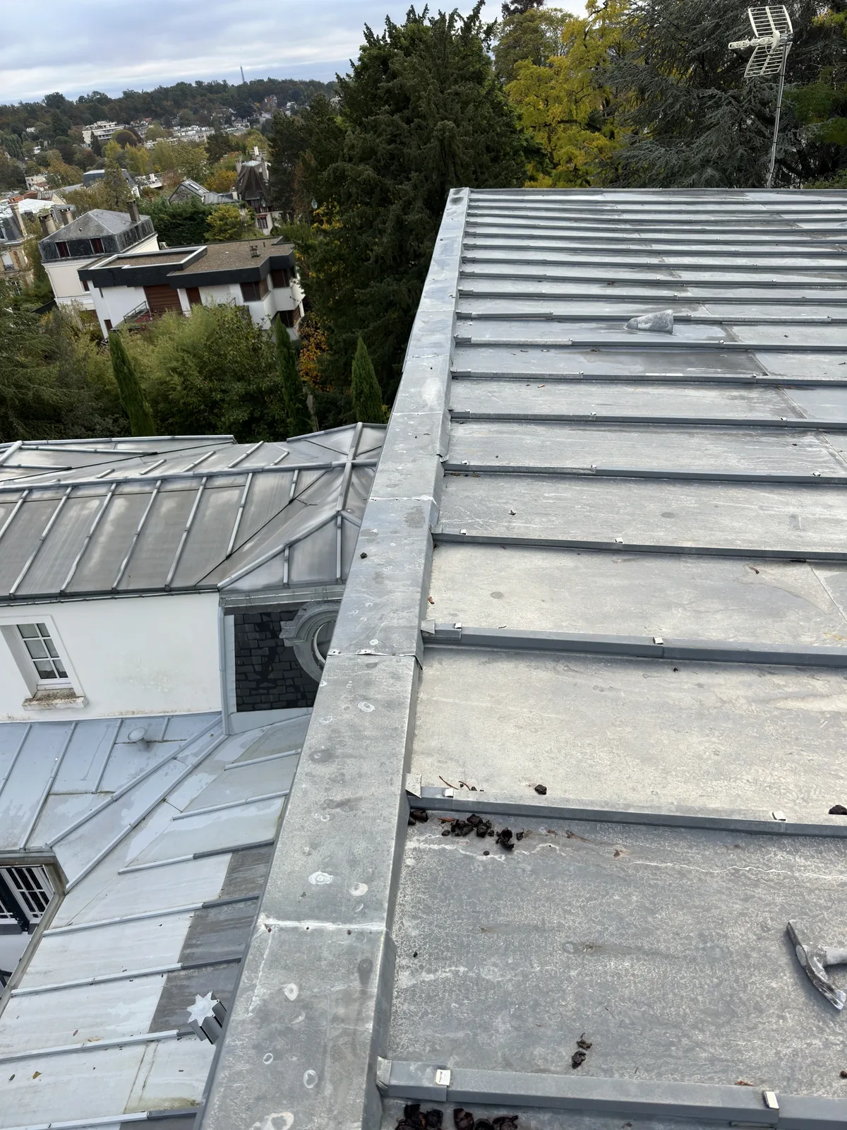 Toiture en zinc avant intervention de MSC Toitures dans le Val-de-Marne
